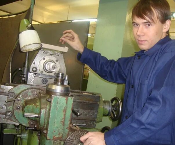 Токарь обучение после 9 класса. Токарь. станочник. помощник станочника. токарь фото.