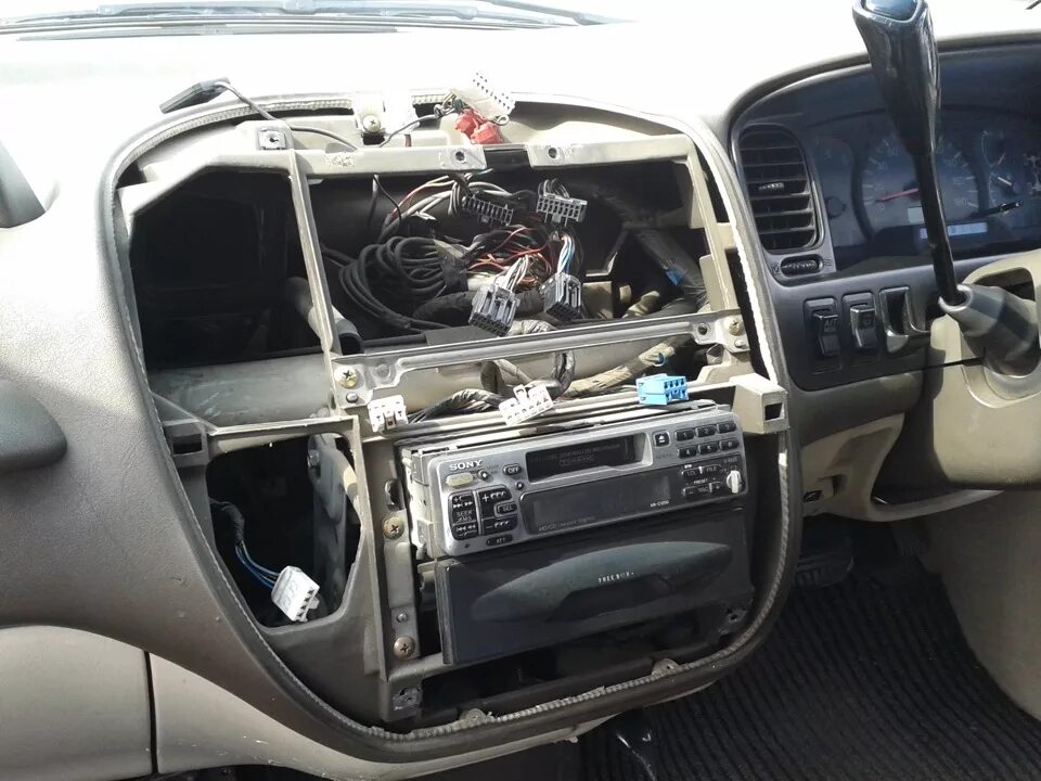 Delica mitsubishi 2013 салон. Магнитола delica l400. Магнитола mitsubishi w777. Разъем автомагнитолы mitsubishi delica. Магнитола митсубиси делика.