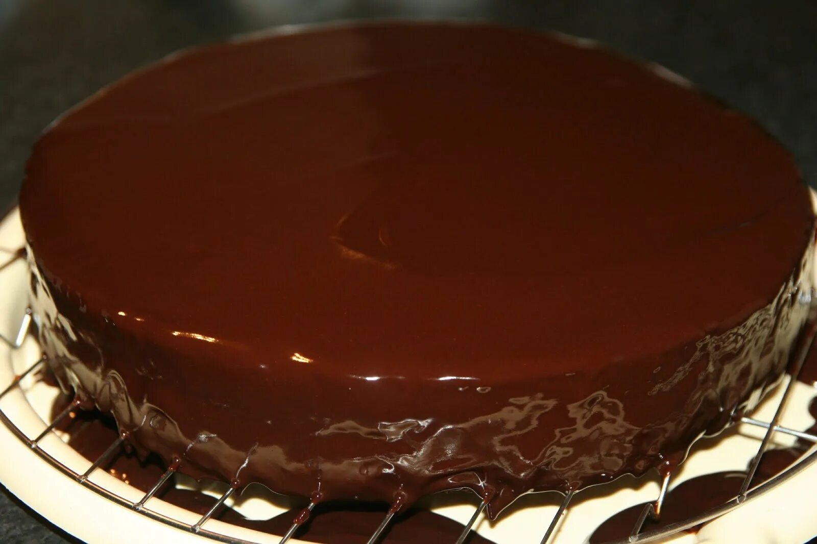 Глазурь для торта из плитки. Торт Захер глазурь. Торт Захер классический. Шоколадная глазурь Альгамбра. Бисквитный торт с шоколадной глазурью.
