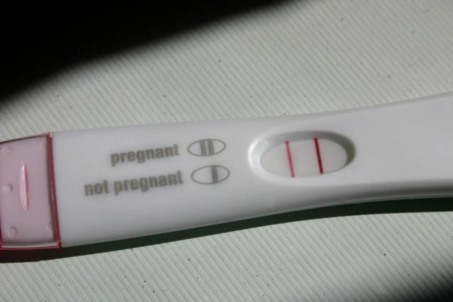 2 теста на беременность положительные. Тест на беременность положит. Тест на беременность полож. Тест на беременность две полоски. Положительный результат теста на беременность.