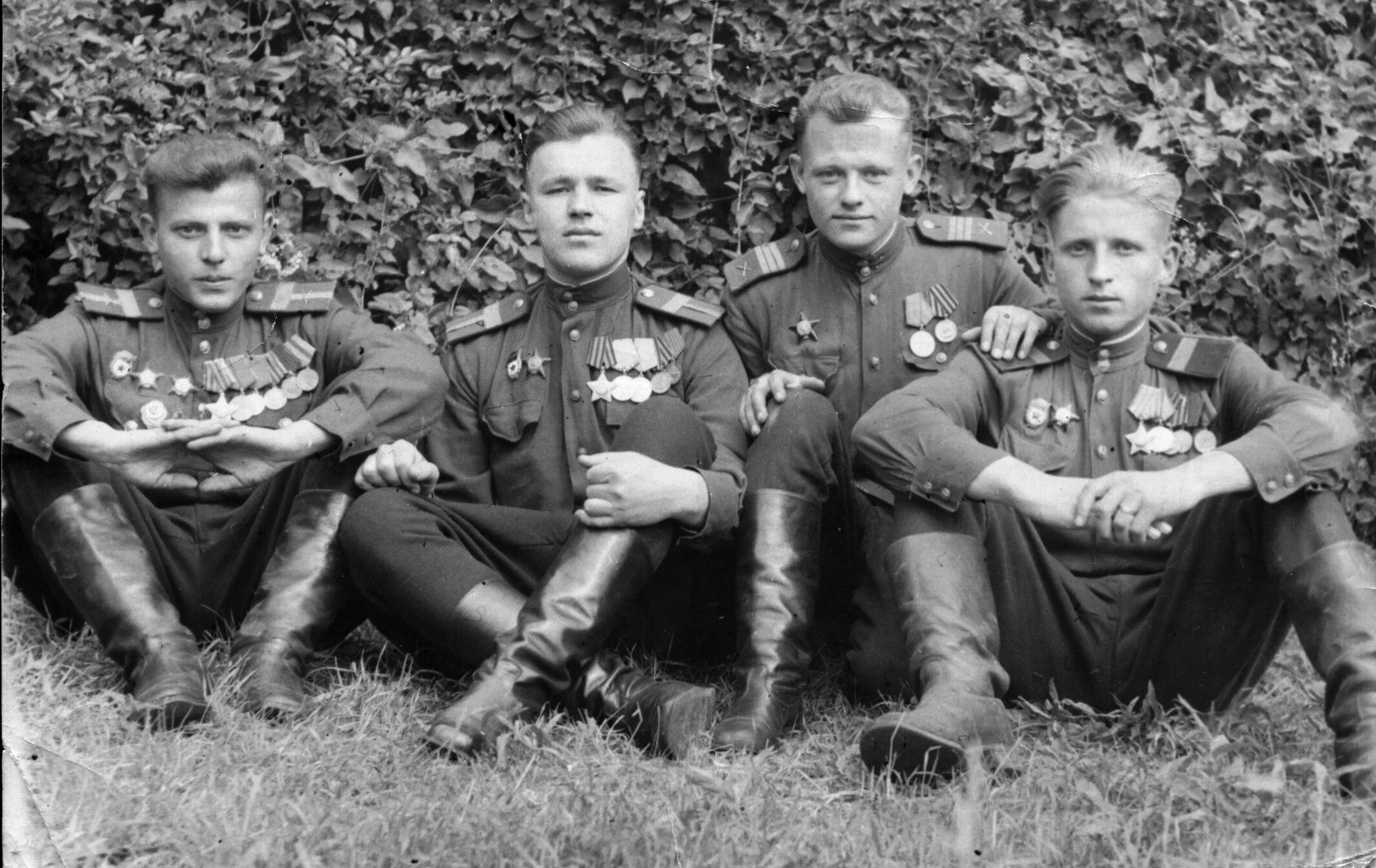 Четверо военных. Солдаты Великой Отечественной войны 1941-1945. Советские солдаты ВОВ. Молодые солдаты 1941. Молодые ребята на войне.