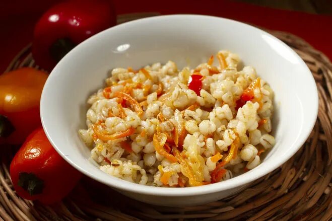 блюда из ячневой крупы. ячневый гарнир. перловая каша с шампиньонами. ячневая каша и полтавская. ячневая перловая.