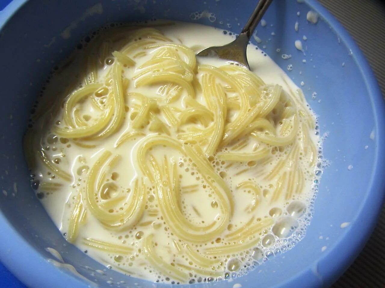 Молочный вермишелевый суп. Молочная вермишелевая каша. Молочный суп с вермишелью. Молочный суп с вермишелью на молоке.