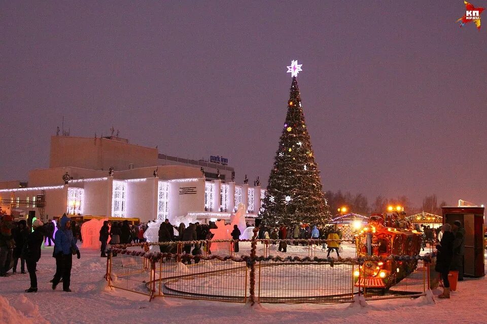 Главная елка ижевска 2022. Елка на центральной площади ижевск. Новогодняя елка в ижевске на центральной площади. Елка на центральной площади ижевск. Центральная площадь ижевск 2022.