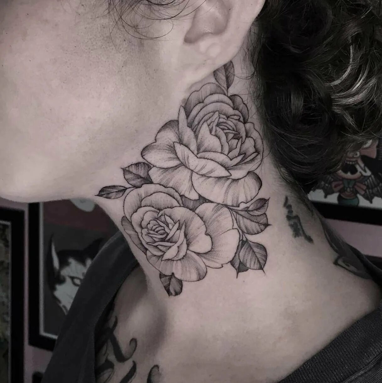 тату на шее цветы. тату на шее цветы. тату цветы. тату цветы на шее. тату на шее для девушек сбоку.