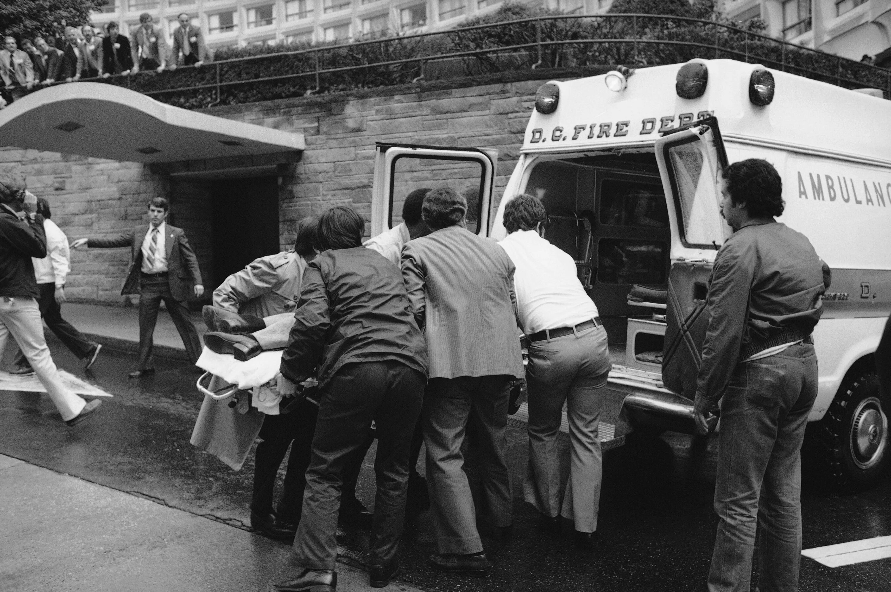 Фото покушения. Покушение на Рональда Рейгана 1981. Рональд Рейган покушение. Рейган 1981.