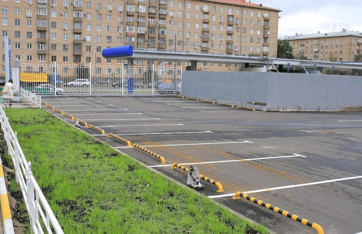 Асфальтирование стоянок москва. Придомовая парковка. Обустройство парковки. Благоустройство парковки. Обустройство парковочных мест.