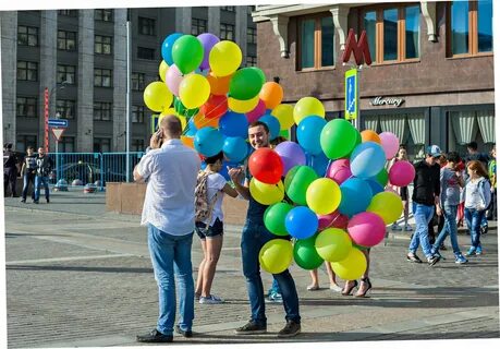 На улице женщина продавала воздушные шарики впр