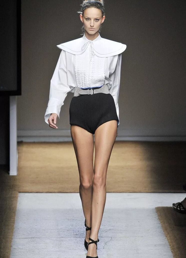 Карлина цауне в нижнем белье. Короткая одежда для девушек. Летняя одежда для девушек. Черный топ и юбка. Короткие футболки для девушек.