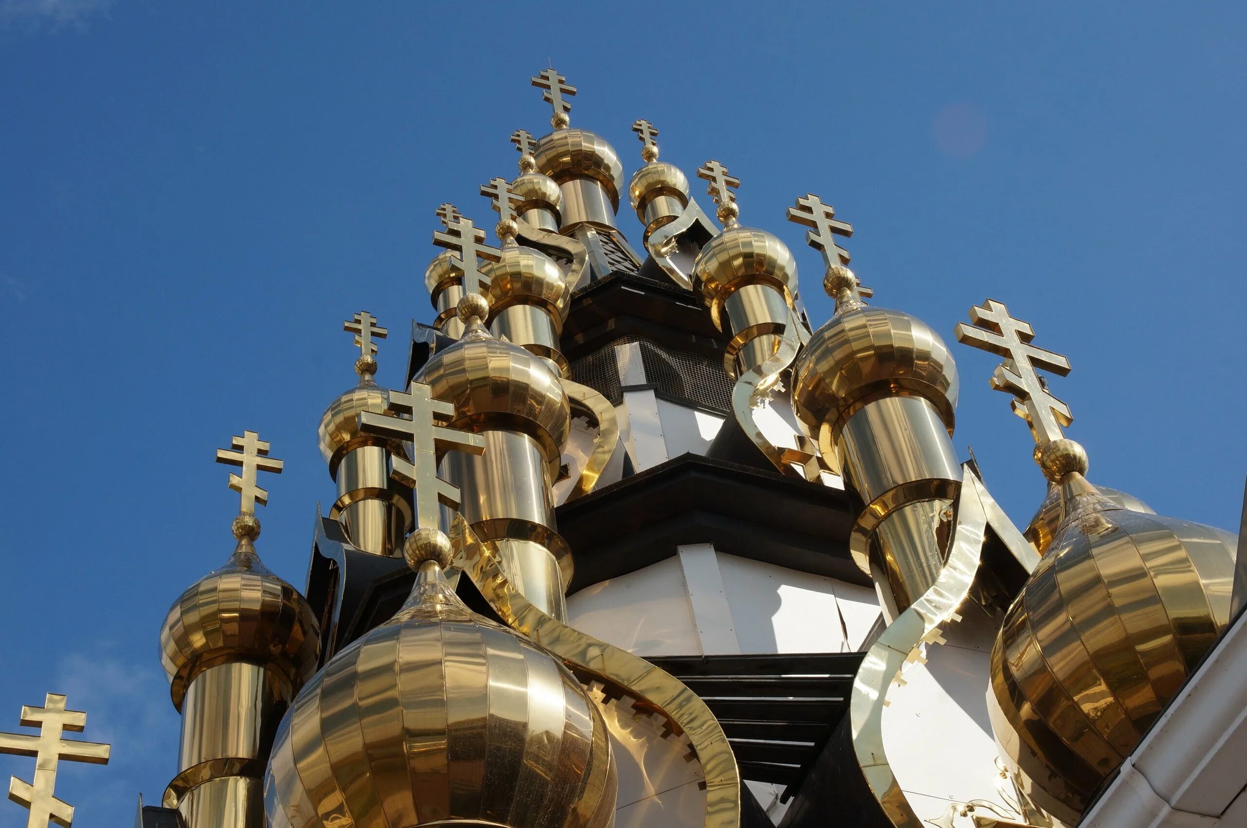Фото куполов храмов. Золотые купола Московский храм Преображения Господня. Византийский шлемовидный купол. Охтинский мыс храм 320 куполов храма.