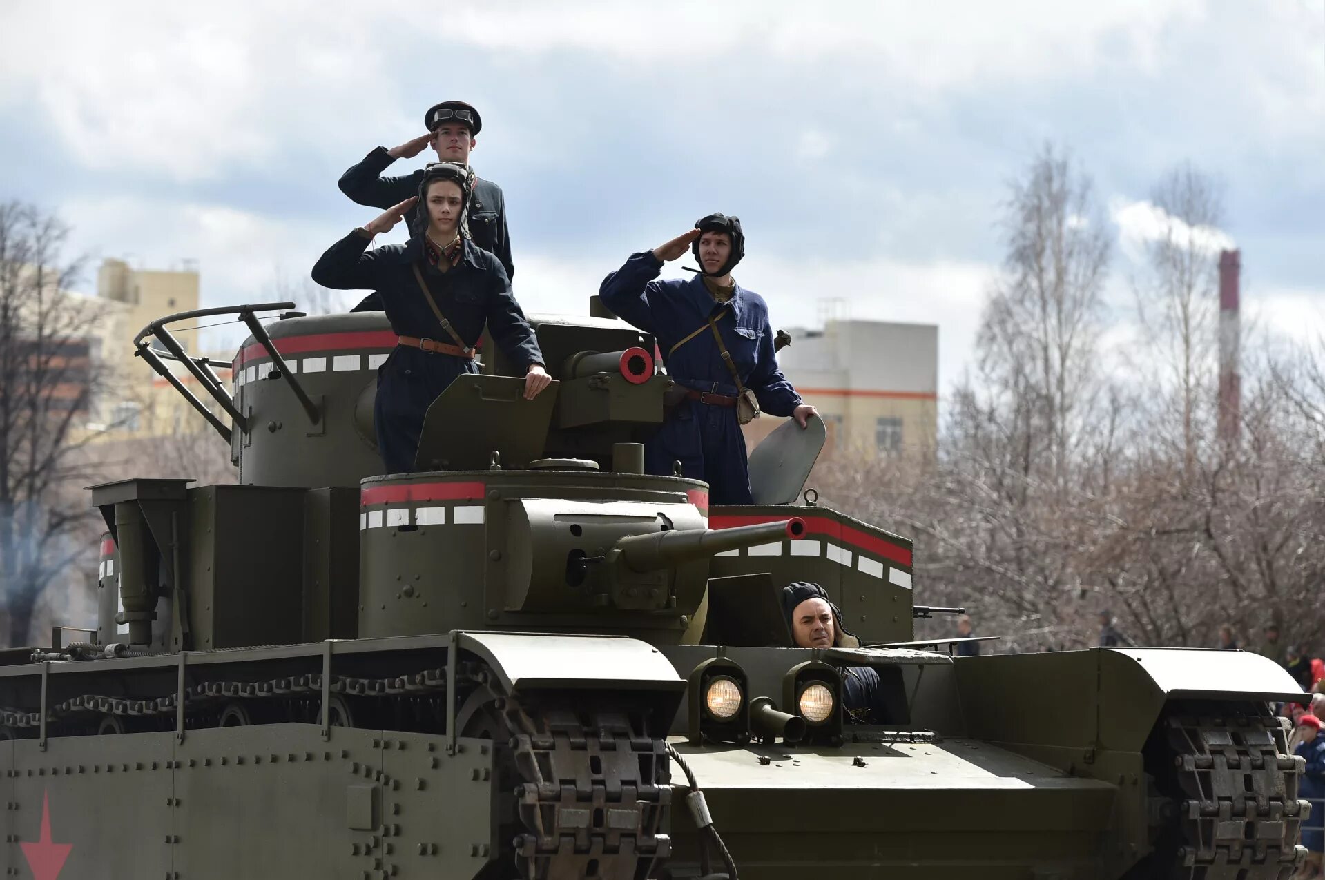 Парад в верхней пышме. Парад победы в верхней пышме. т-35 парад пышма. парад в верхней пышме 9 мая 2025 года. т-35 на параде.