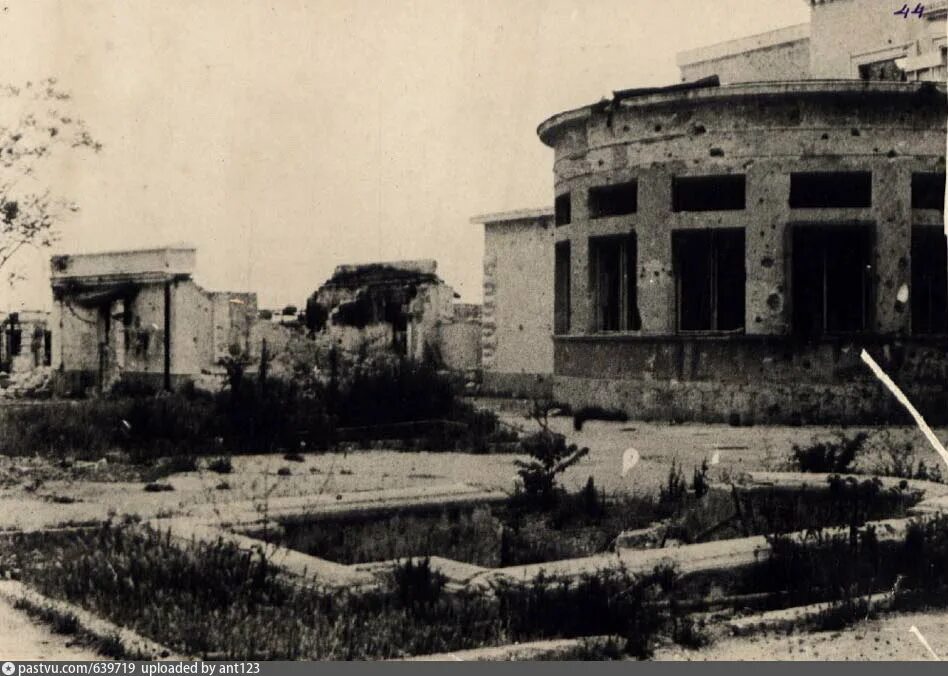 Вокзал разрушили. Город Ялта 1945. Санаторий разрушенный Крым. Ялта после войны. Разрушенные довоенные здания в Ялте.