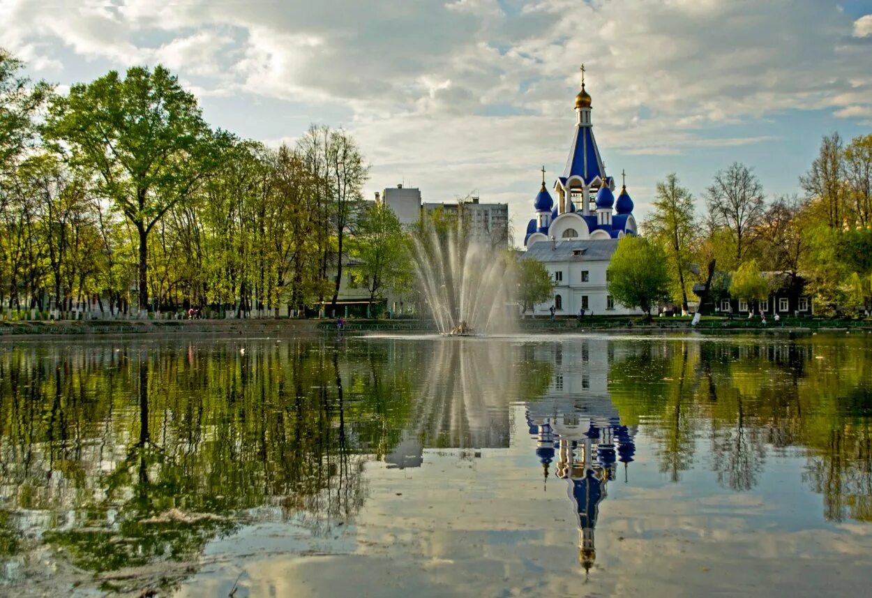 Сады города королев. Город королев костинский пруд. храм у пруда королев. фонтан королёв. пруд у церкви в королеве фонтан.