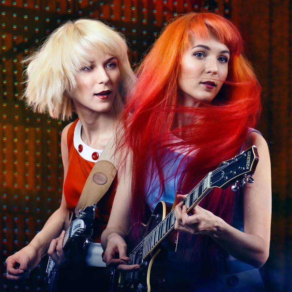 Близнецы мона лиза. Мона лиза твинс. Monalisa twins band. Монализа твинс группа. Monalisa twins.