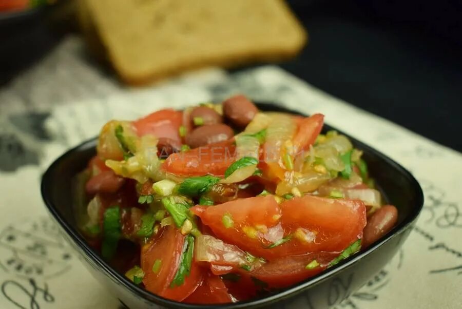 Салат с помидорами кинзой и луком. Салат с фасолью кинзой и помидорами. Салат с фасолью и кинзой и луком. Салат из помидоров с кинзой.