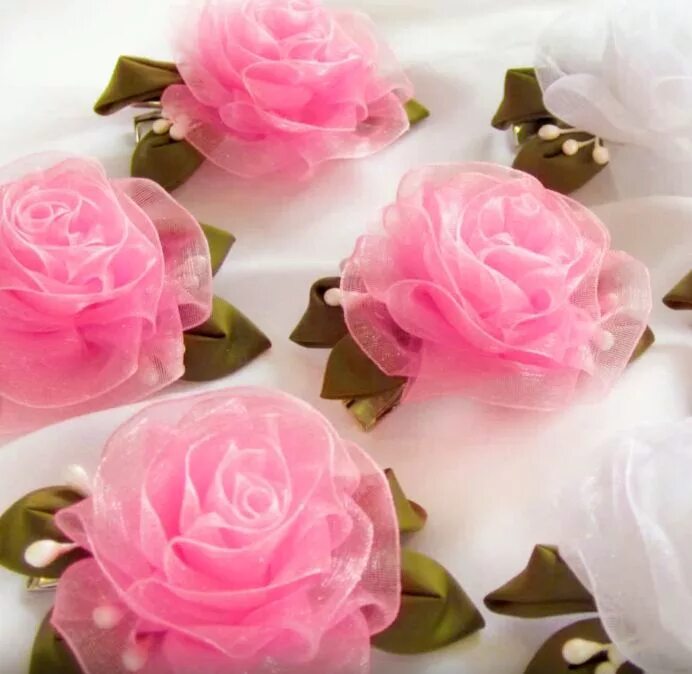 Лепестки из органзы. Заколки из капроновых лент. Цветы из капроновой ленты своими. Розочки из органзы. Цветы канзаши из капроновых лент.