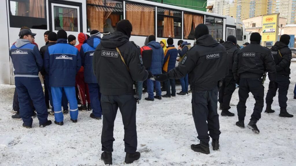Полицейские облавы в питере. Облава омон на квартире. Екатеринбург облава на мигрантов. Рейд омон. Рейд омон.