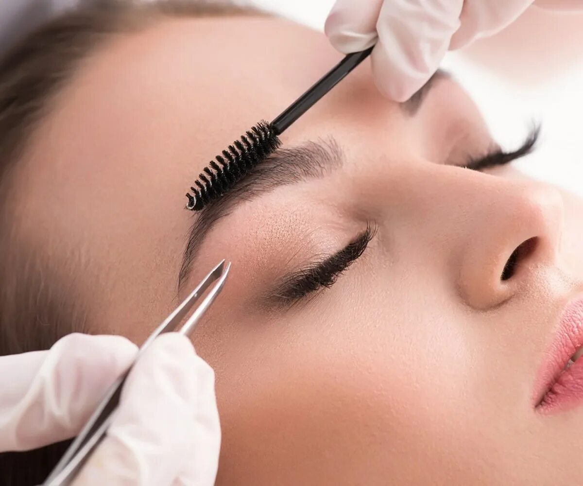 Коррекция и окрашивание бровей. Коррекция бровей. Микроблейдинг бровей одинцово. Коррекция бровей пинцетом. Окрашивание бровей.