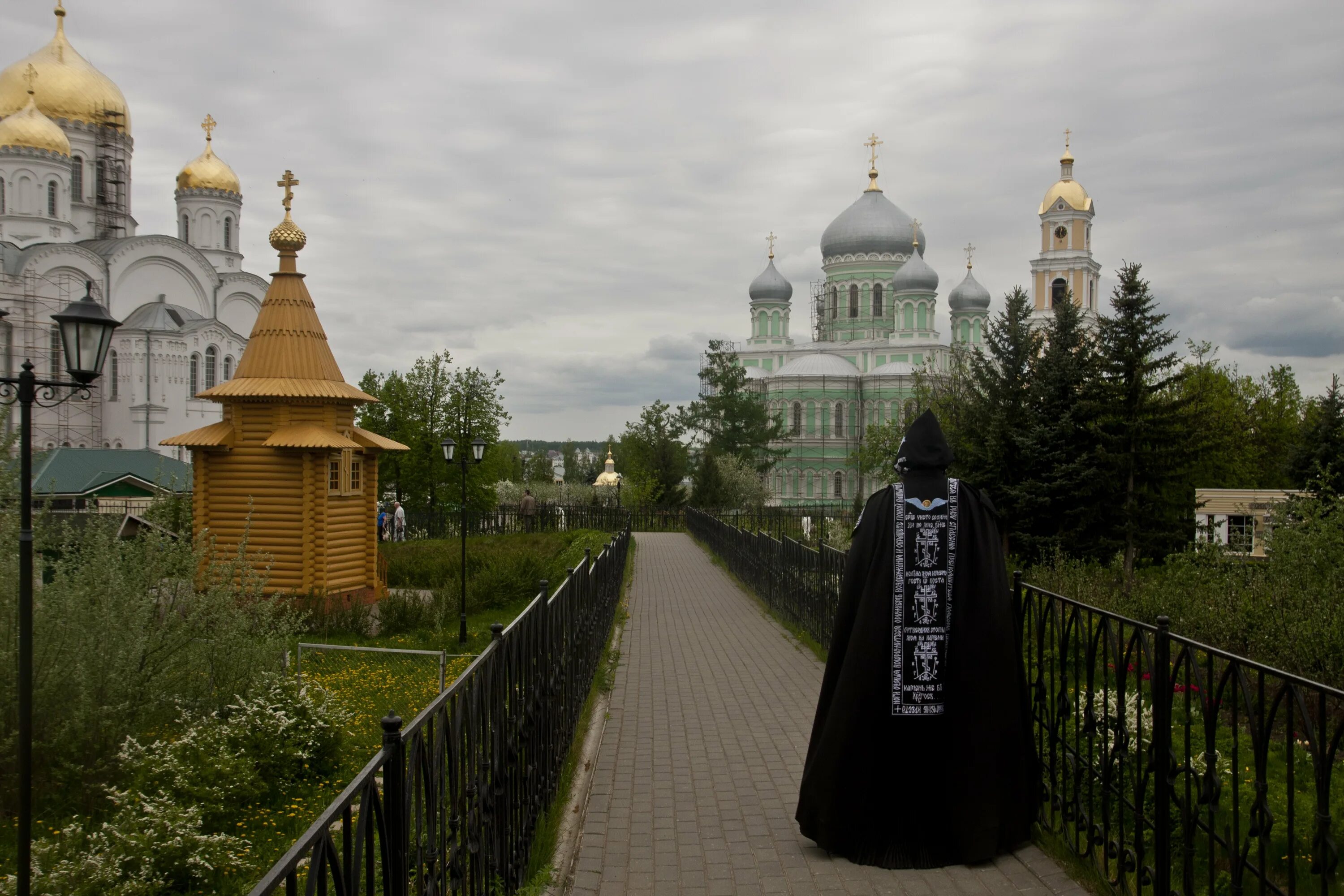 Тамбовские в дивеево. Дивеево Серафимо-Дивеевский. Свято-Троицкий Серафимо-Дивеевский монастырь. Дивеево Нижегородская область монастырь. Храм в Дивеево Нижегородской области.