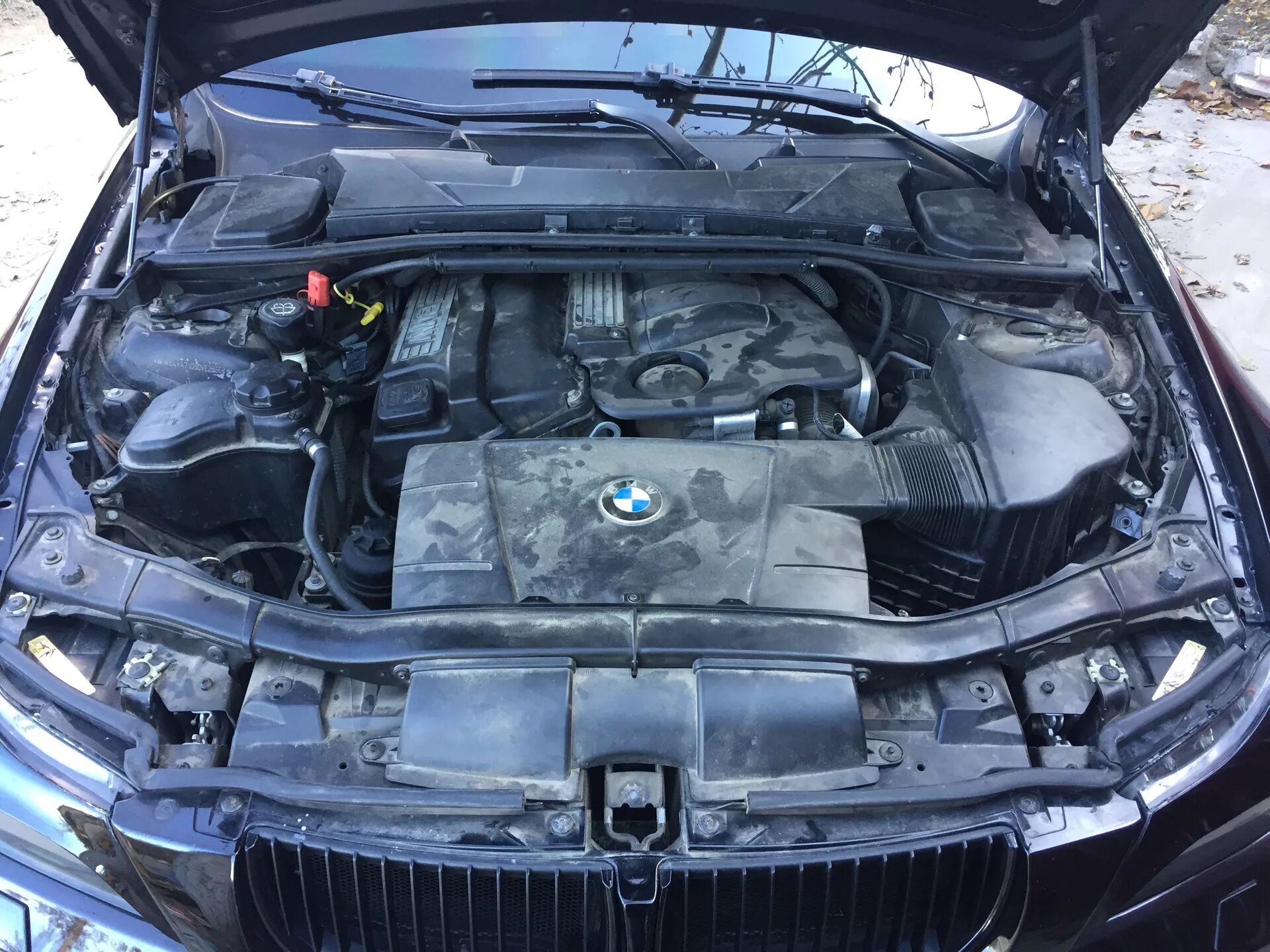 Капот бмв е90. BMW e90 под капотом. Подкапотка BMW e90. BMW e90 подкапотка m57. BMW f30 318 подкапотка.