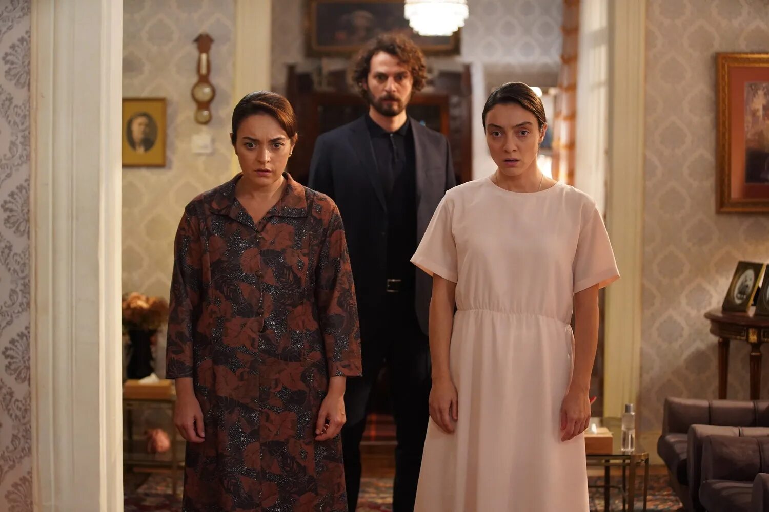 Квартира невинных турецкий. Masumlar apartmani сериал. квартира невинных турецкий сериал. сериал квартира невинных турция 1+1. квартира невинных (2025) (masumlar apartmani).