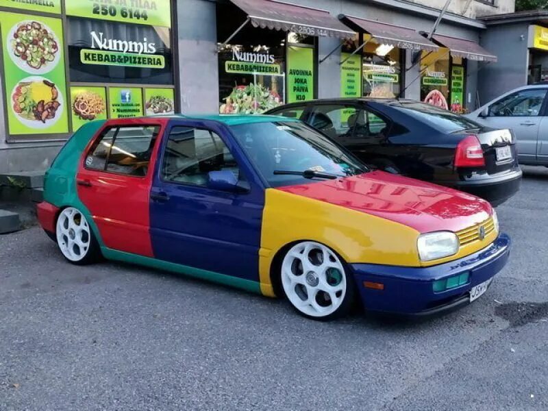 Водительские приколы фото. Не бита не крашена прикол про машину. Не бит не крашен машина. Не бита не крашена. Песня не бита не крашена.