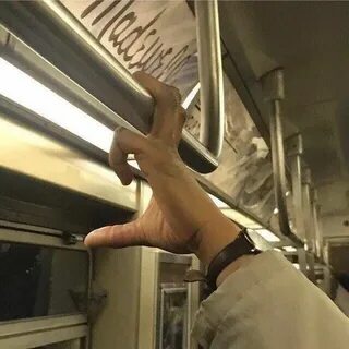 Мужики трогают мужиков в метро