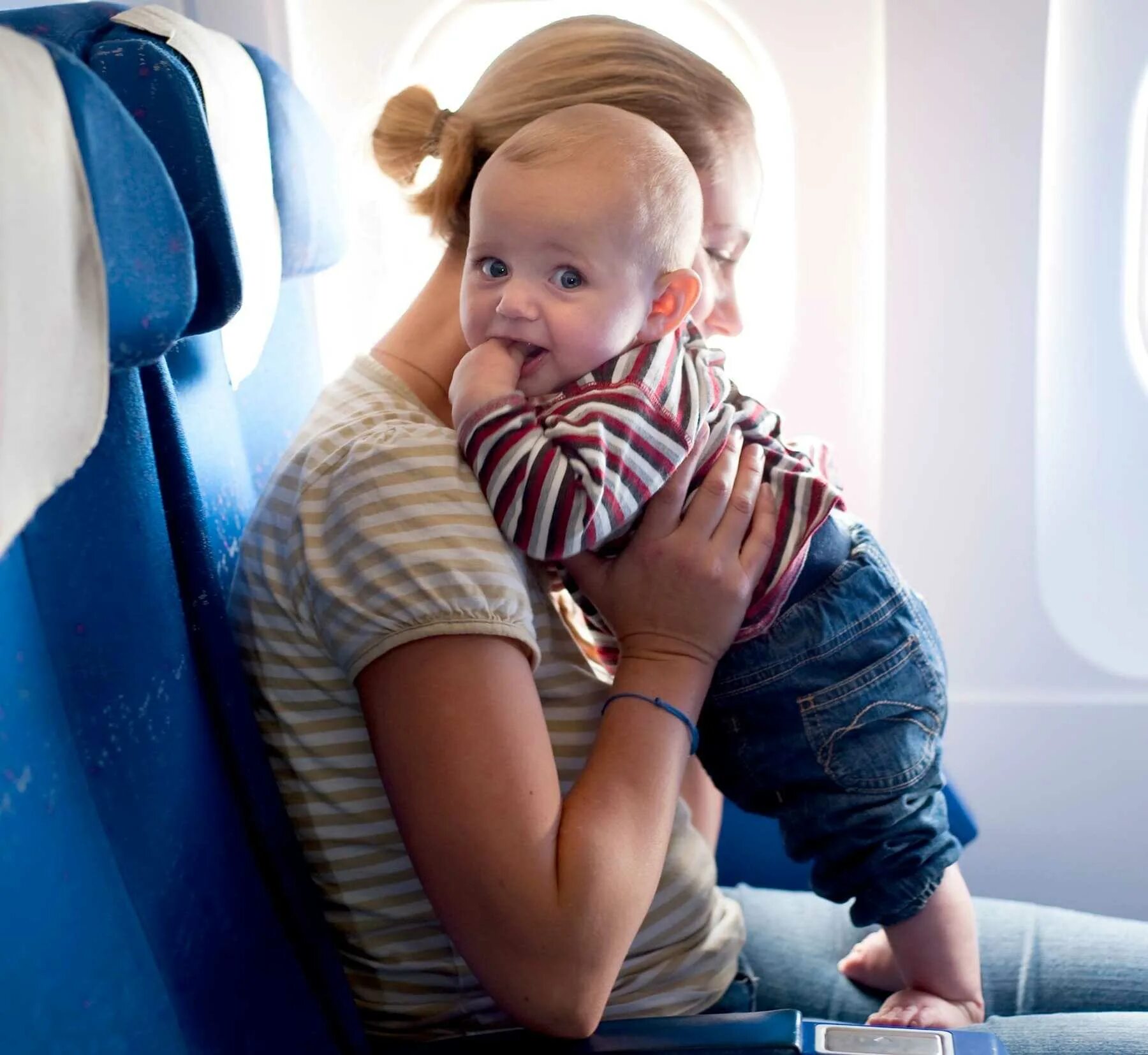 Самолет для детей. Перелет с ребенком. Младенец в самолете. Путешествие с детьми.