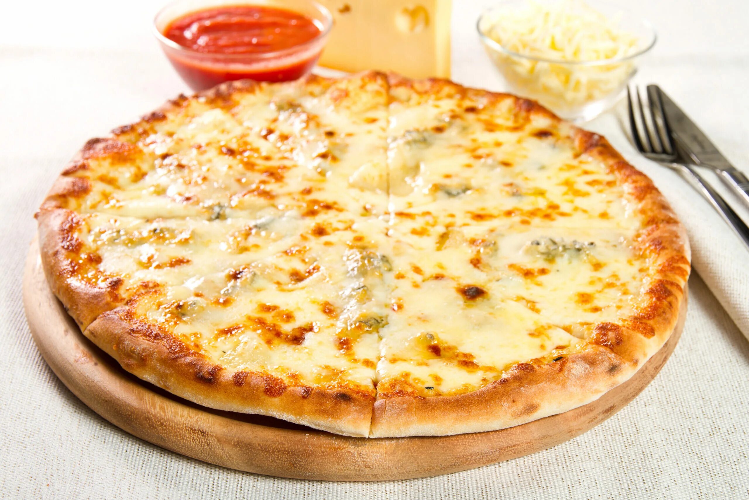 Пицца с сыром простой рецепт. Кватро Формаджи. Пицца сырная. Пицца 4 сыра. Пицца круглая.