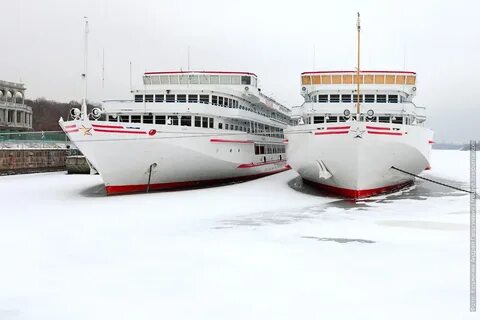 Теплоход зимой