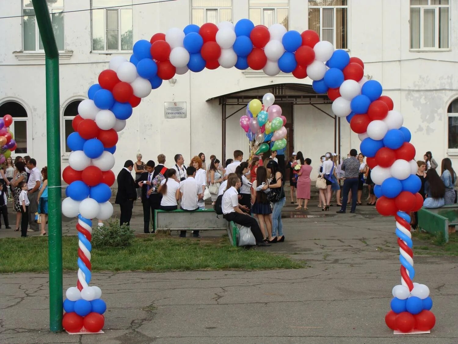 Украшение выпускного в школе. Украшение арки на выпускной. Украшение школьного двора. Арка из шаров на выпускной в школе.