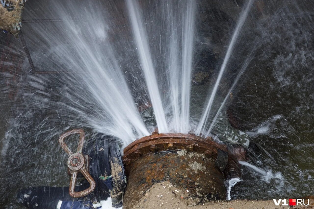 Прорыв теплотрассы. Порыв или прорыв. Авария на водопроводе. Прорвало трубу в прохладном. Порыв или прорыв.