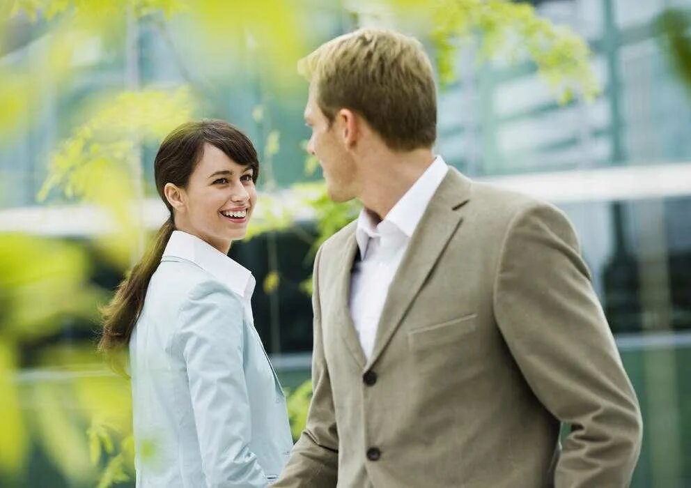 Как привлечь внимание достойного мужчины. Как привлечь достойного мужчину в свою жизнь. Парень любуется девушкой. Привлечем достойных мужчин. Как привлечь достойного мужчину в свою жизнь.