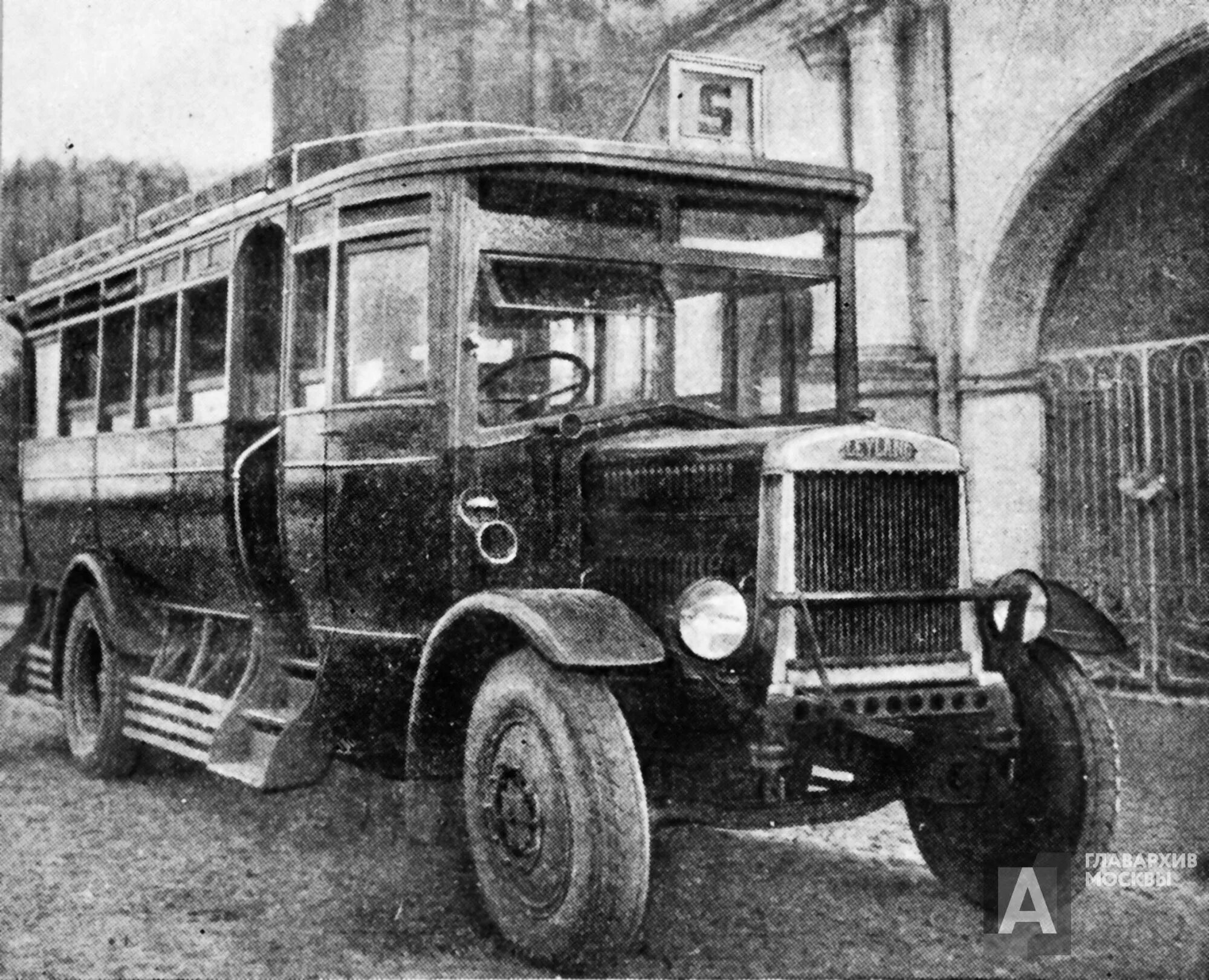 Первые автобусы в россии. Автобусы Лейланд в СССР. Автобусы Лейланд 1927 год. Автобус Лейланд 1924.