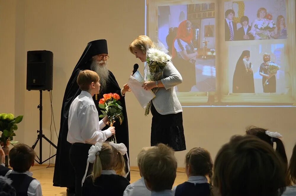 18 11 школа. Андреевский монастырь школа. Школа при андреевском монастыре. "космический" храм на западе москвы. Андреевский монастырь школа.