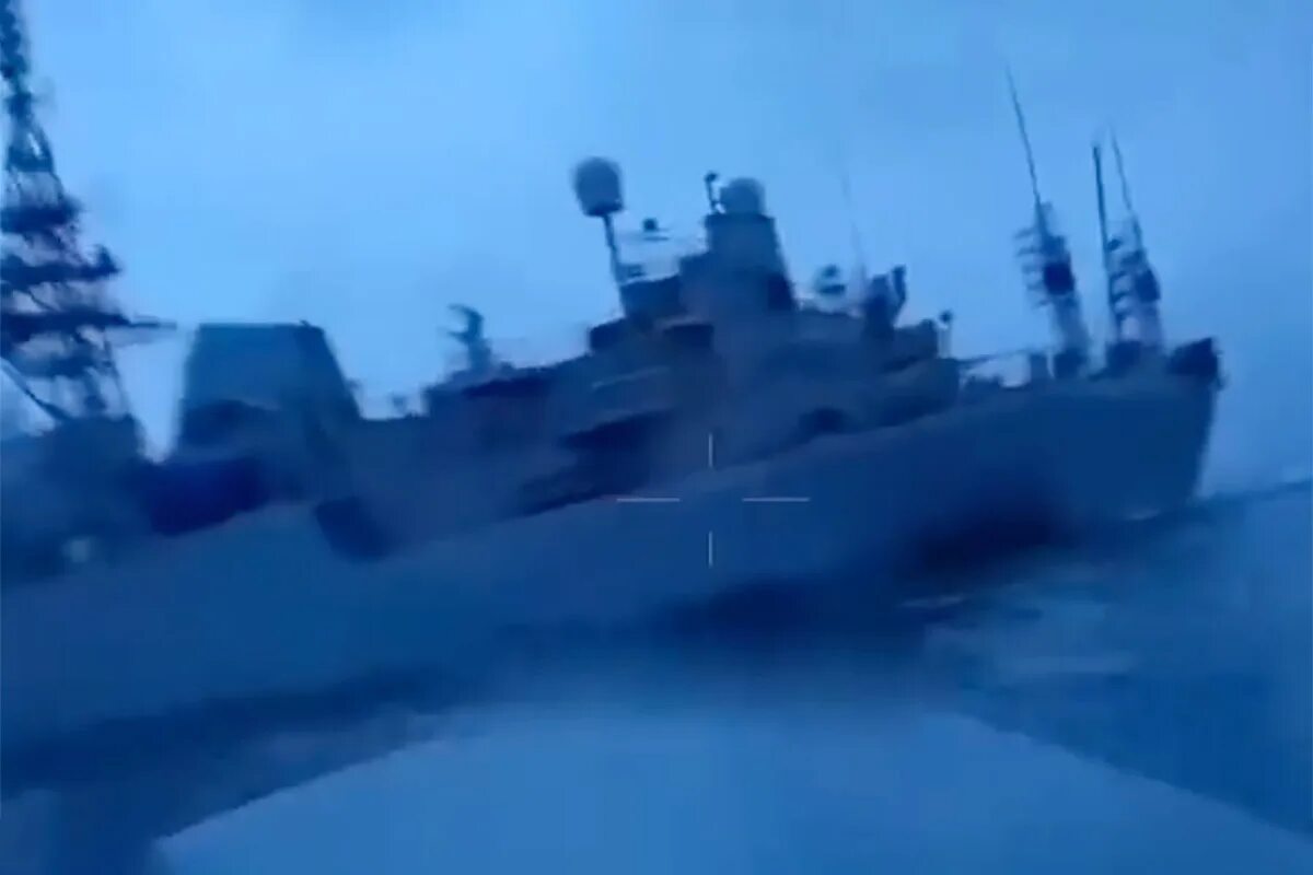 Самолёты атакуют корабль. Украина уничтожила российский корабль. Морская мощь государства горшков.
