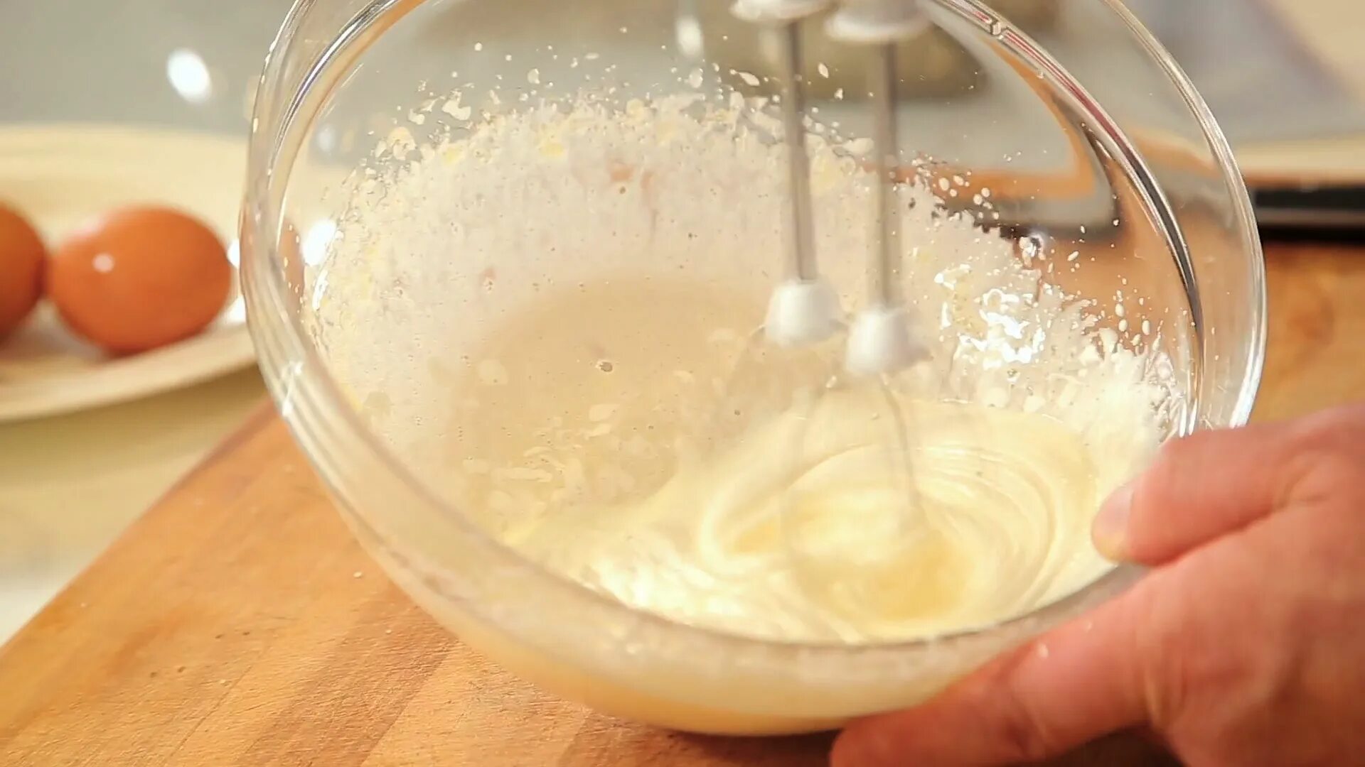 Add the egg. Миксер взбивает яйца. beat eggs in a bowl. 4 яйца стеклянной миске. яйцо разбитое в муку.