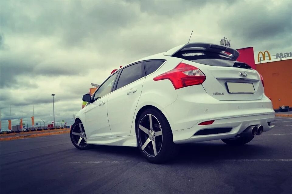 Обвес фокус 3. Обвес на форд фокус 3 седан. Ford focus 3 rs обвес. Тюнингованный на форд фокус 3 хэтчбек. Обвес фокус 3.