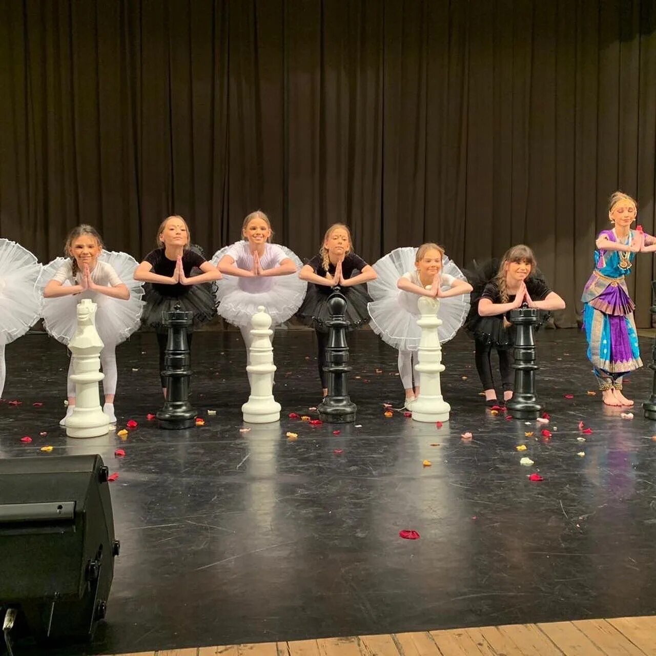 Ансамбль виктория танец шахматы. Танец шахматы. Костюм для танца шахматы. Танец шахматы видео. Танец шахматы.