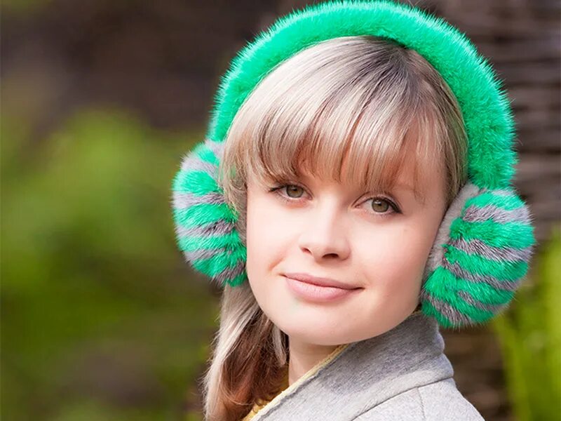 Green ears. Наушники меховые зеленые. Меховые наушники поверх шапки. Меховые наушники для девочек. Меховые ярко зелёные наушники.