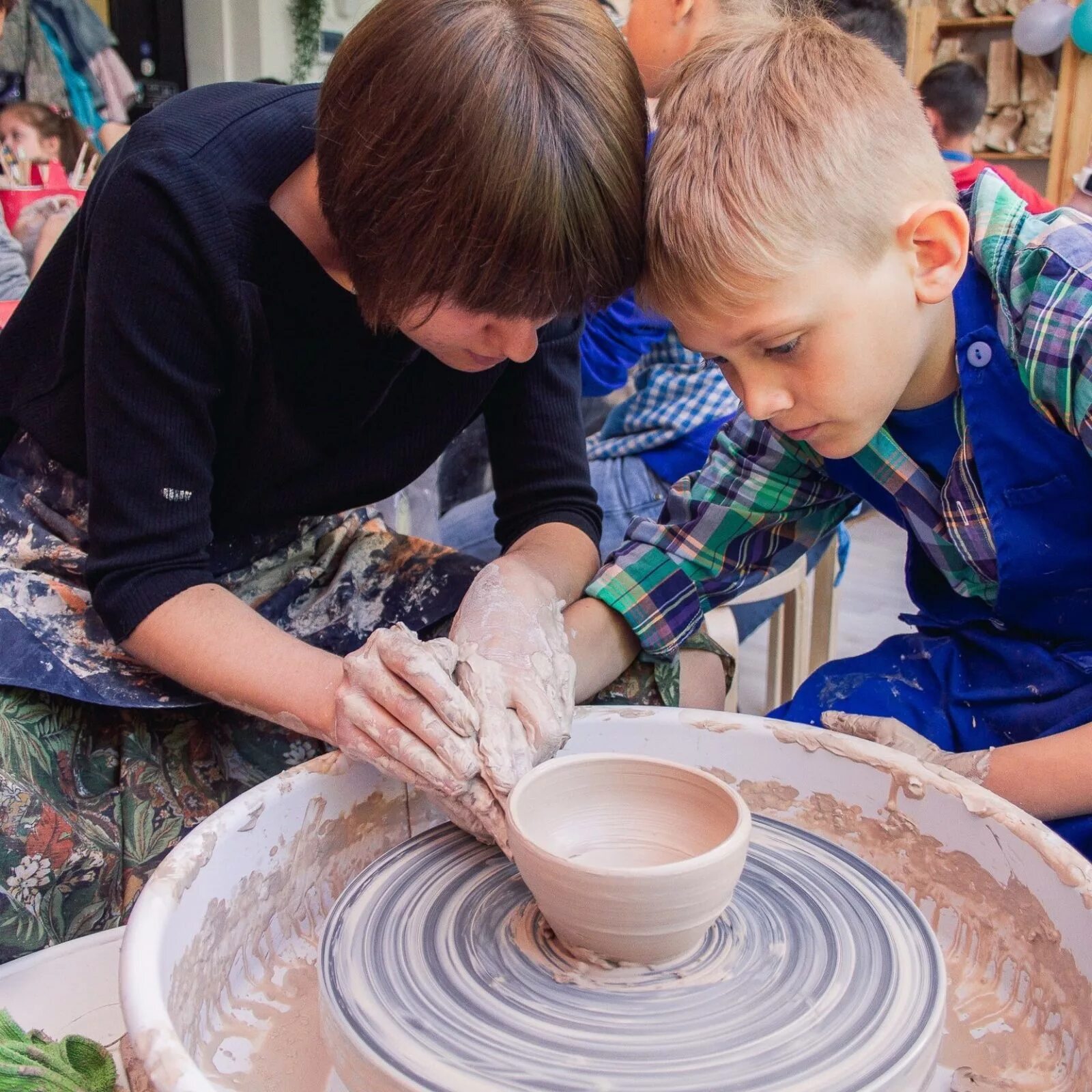 Гончарная мастерская для детей. Гончар уроки. Гончарный мастер класс для детей. Гончарное дело. Гончарное искусство мастер класс.