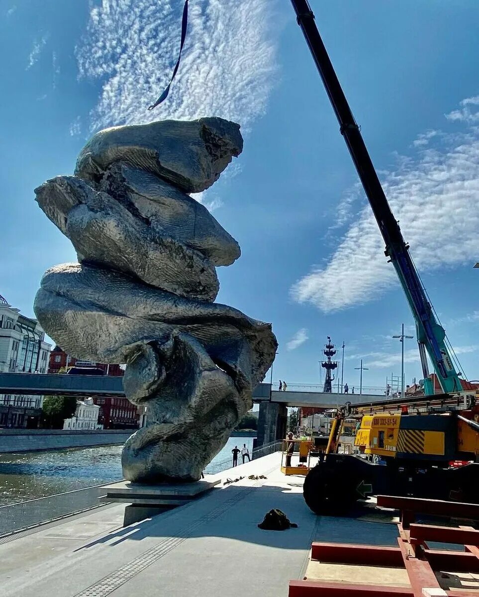 Москва болотная скульптура. Урс фишер скульптура на болотной набережной. урс фишер памятник в москве. урс фишер скульптуры. урс фишер большая глина.