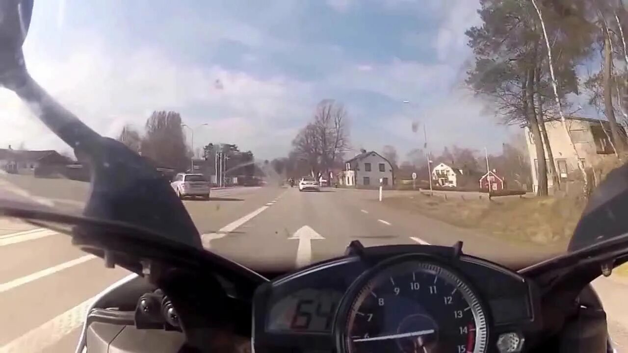 Едем 300 км в час. Yamaha r1 300 km/h. Yamaha r1 300 км/ч. Мотоцикл Yamaha 300 км в час. 300км в час на мото.