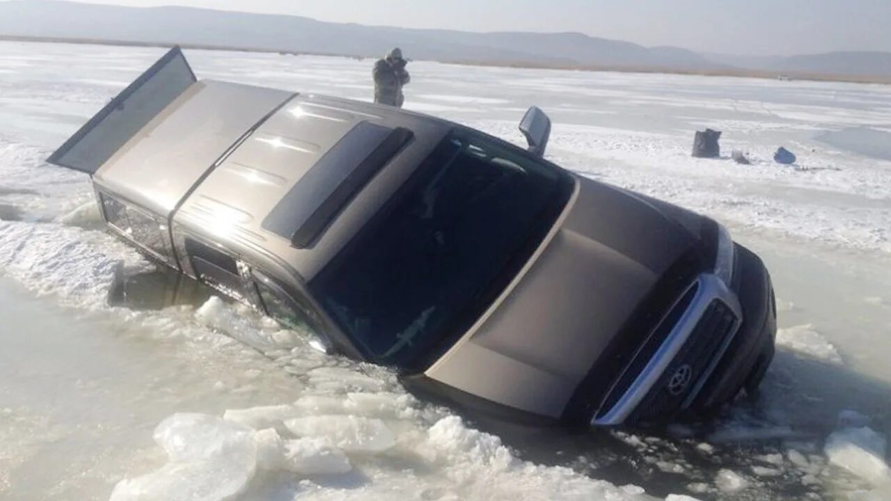 Можно на машине на лед. Машина подо льдом. Авто провалилась под лед. Автомобиль провалился под лед.