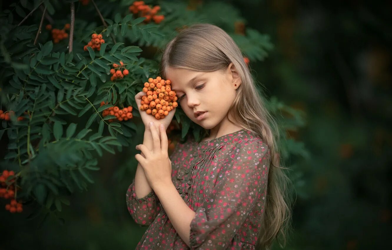 Девочка с рябиной. Девочка с ягодами. Фотосессия с рябиной. Фотосессия в рябине девушке. Глазами ягодка