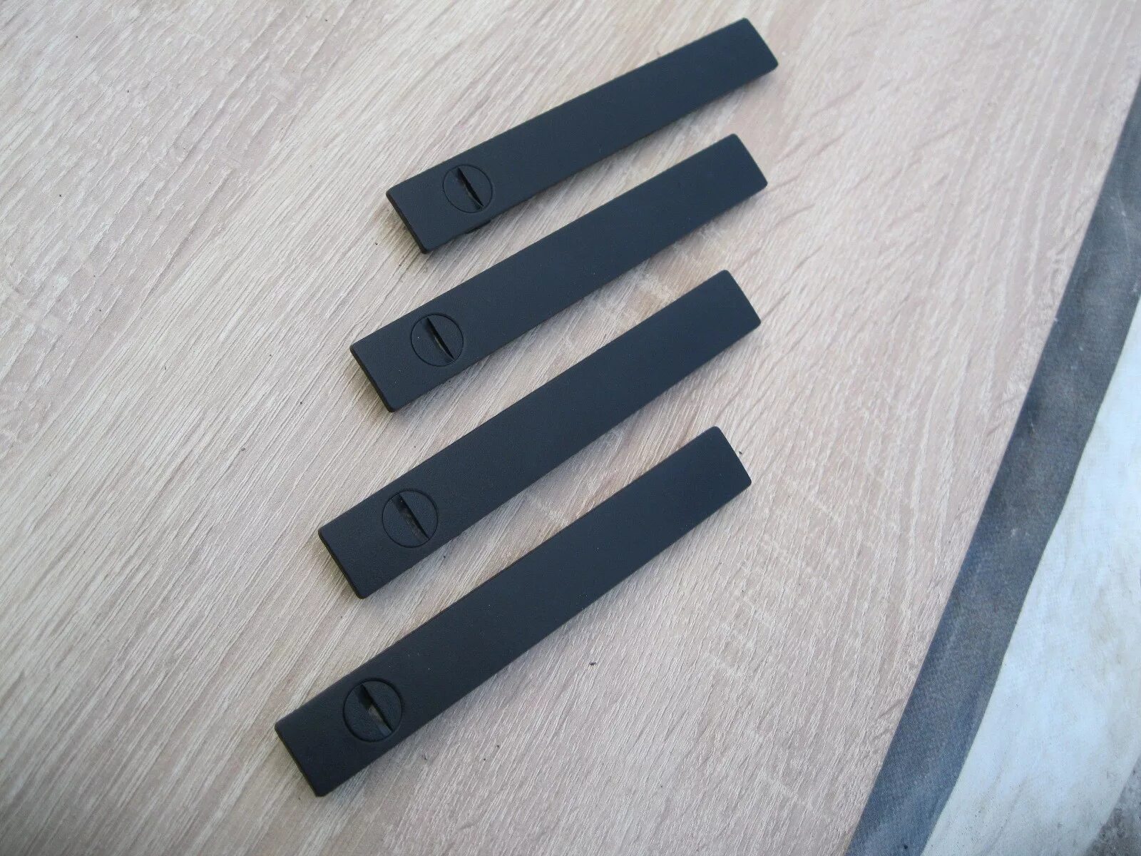 Заглушка молдинга крыши ford focus 2. Заглушка молдинга. Заглушка молдинга крыши форд фокус 2. A2046983530. Заглушка молдинга.