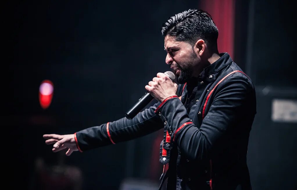 Ронни ромеро. Ромеро вокалист. Солист rainbow. Рони ромеро. Ronnie romero 2023.
