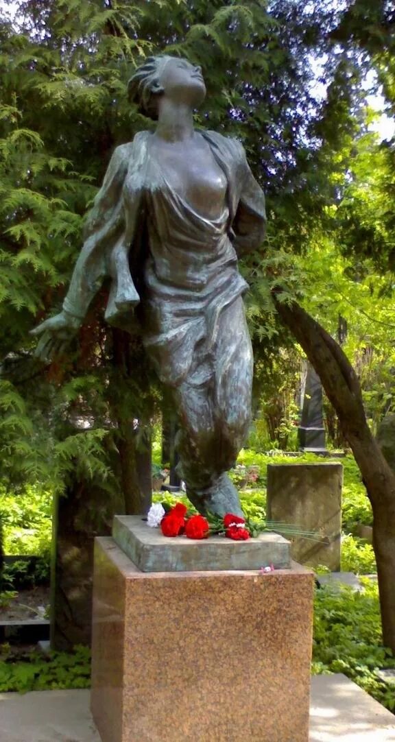 Кладбище зои космодемьянской новодевичьем кладбище. Могила зои космодемьянской на новодевичьем кладбище. Могила зои космодемьянской. Зои космодемьянская новодевичьем кладбище в москве. Кладбище зои космодемьянской новодевичьем кладбище.