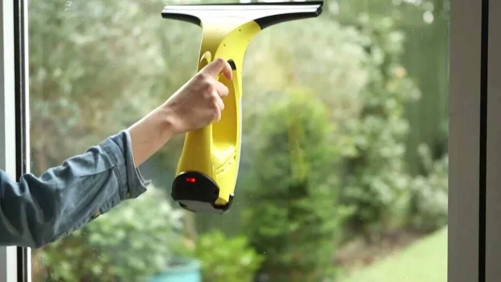 Рейтинг мойщика окон с распылителем. Karcher WV 50 Plus. Стеклоочиститель Керхер WV 50. Мойка окон Karcher WV. Оконный мойщик Керхер.