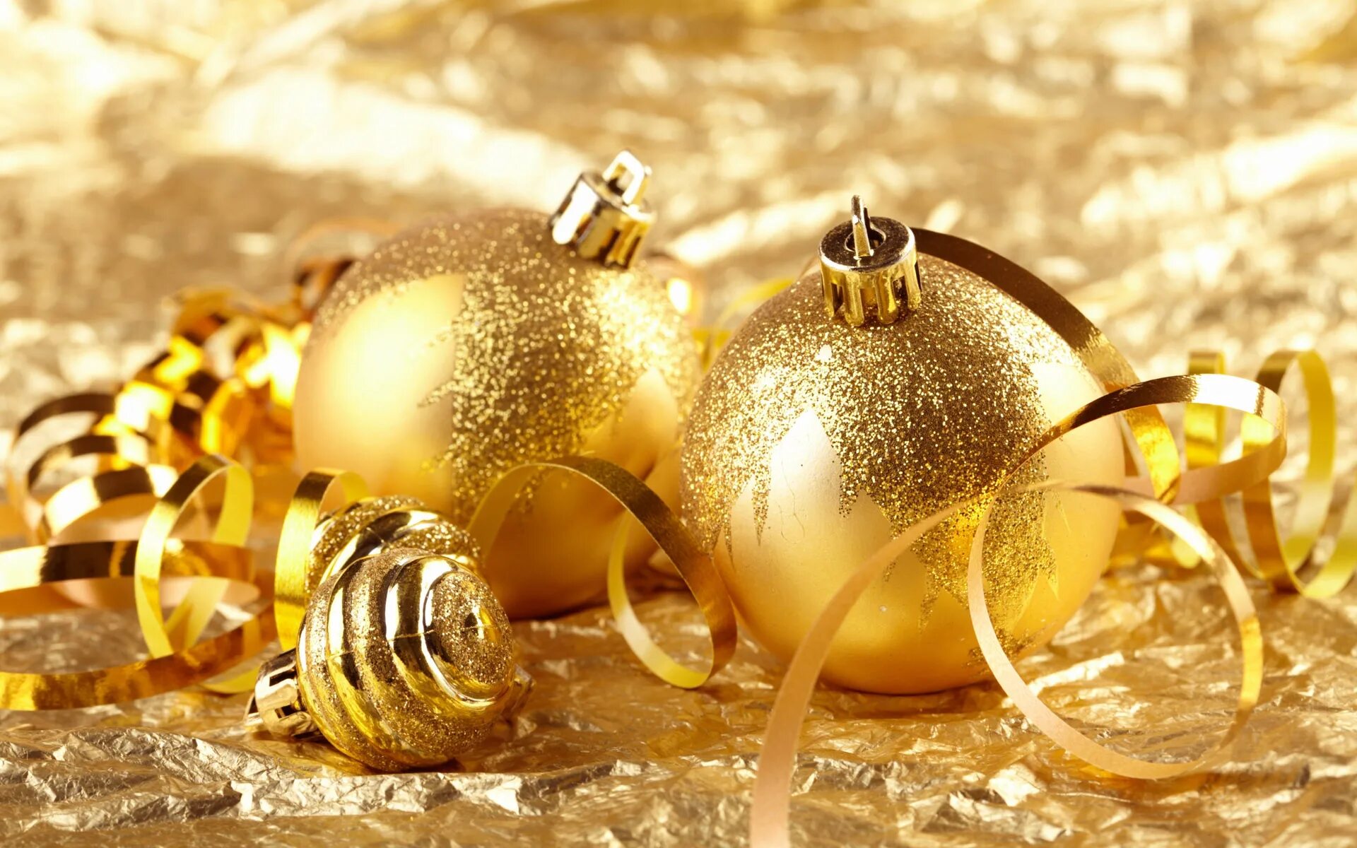 Golden new. Новогодние картинки на рабочий стол. Красивые новогодние шары. Новогодние шары золотые. Новогодние фотообои.
